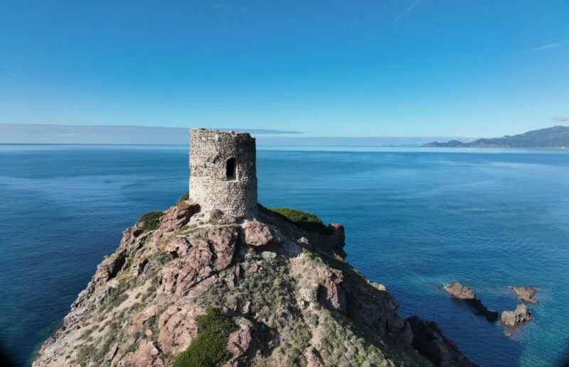 Columbargia rinasce: dopo 18 mesi la torre sul mare torna al suo antico splendore